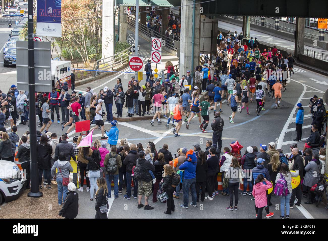 Läufer treten am Sonntag, den 3.. November 2019, beim New York City Marathon an. Beim NYC Marathon, dem größten Rennen der Welt, nahmen über 50.000 Teilnehmer an einer 26 Meilen langen Strecke über die fünf Bezirke Teil. (Foto von Erin Lefevre/NurPhoto) Stockfoto