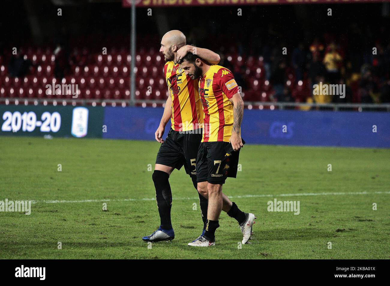 Jubelstimmung von Benevento Calcio nach dem Spiel außerhalb des Curva Sud während des italienischen Fußballs der Serie B Benevento Calcio gegen Empoli FC im Stadion Ciro Vigorito in Benevento, Italien am 3,2019. November (Foto: Paolo Manzo/NurPhoto) Stockfoto