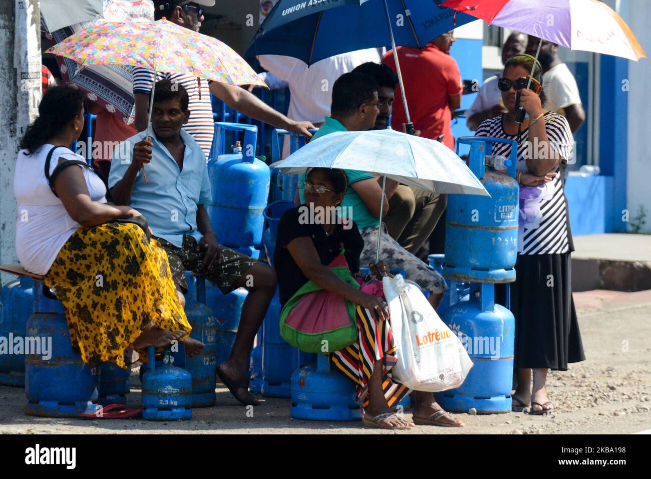 Die Kunden warten in der Nähe der Gasstelle in Colombo, Sri Lanka, im November.04,2019 das Finanzministerium hat Maßnahmen ergriffen, um sofort 12.000 Tonnen Flüssiggas (LPG) zu kaufen, um die derzeit auf dem Markt befindliche Treibgasknappheit zu beheben. Es werden Schritte unternommen, damit die Litro Gas Company, die dem Finanzministerium untersteht, den Bestand importiert und sofort auf den Markt gebracht wird, sagte das Finanzministerium in einer Erklärung. (Foto von Akila Jayawardana/NurPhoto) Stockfoto