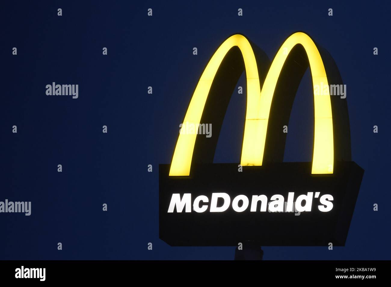 Ein Blick auf das McDonald's-Logo vor dem McDonald's-Restaurant in Rzeszow, Polen, an dem Tag, an dem McDonald's seinen Vorstandsvorsitzenden Steve Easterbrook entlassen hat, nachdem er eine Beziehung zu einem Mitarbeiter hatte. Am Montag, den 4. November 2019, in Rzeszow, Polen. (Foto von Artur Widak/NurPhoto) Stockfoto