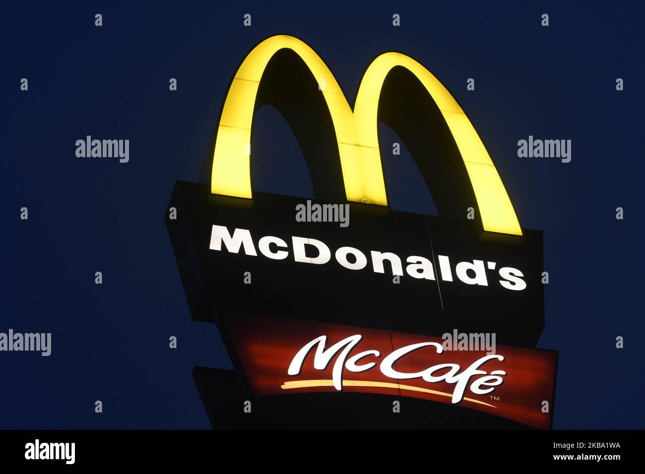 Ein Blick auf die Logos von McDonald's und McCafe vor dem McDonald's-Restaurant in Rzeszow, Polen, an dem Tag, an dem McDonald's seinen Vorstandsvorsitzenden Steve Easterbrook entlassen hat, nachdem er eine Beziehung zu einem Mitarbeiter hatte. Am Montag, den 4. November 2019, in Rzeszow, Polen. (Foto von Artur Widak/NurPhoto) Stockfoto