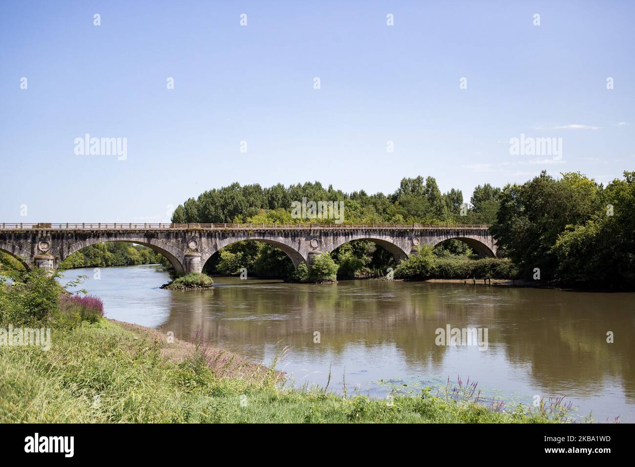 Die Eugenie Desjobert de Saubusse Brücke vom Ufer in Saubusse, Frankreich, am 1. August 2019. Am 8. Dezember 1878 stimmte eine außerordentliche Sitzung des gemeinderats dafür, eine Brücke über den Adour zu bauen, der Orist und Saubusse und damit die Pays d'Orthe mit Marensin verbindet. Dieses Projekt wurde dank der Großzügigkeit von Frau Eugenie Desjobert möglich, die 400.000 Goldfranken gespendet hat. (Foto von Emeric Fohlen/NurPhoto) Stockfoto