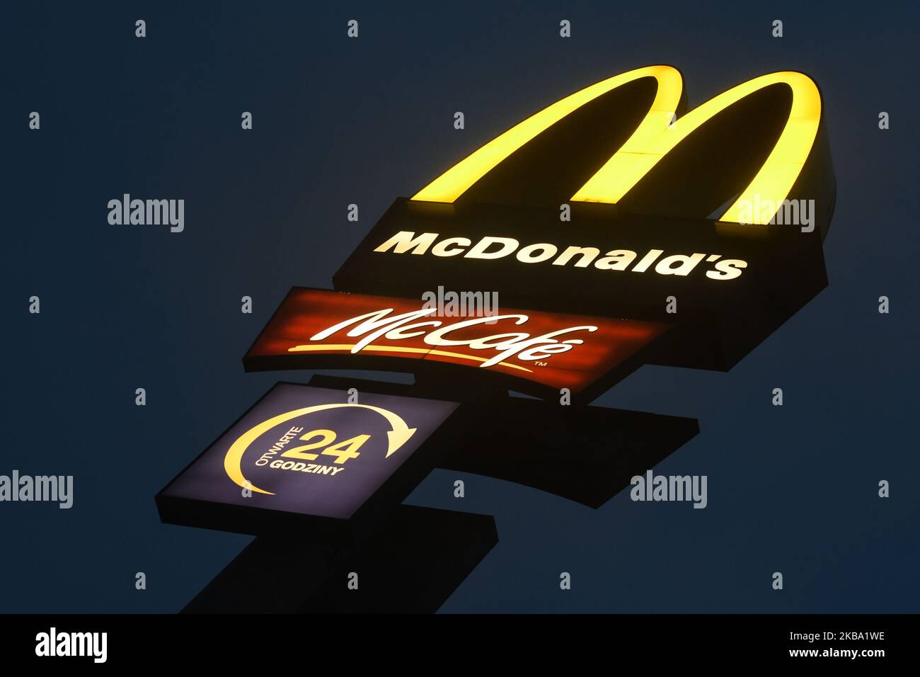 Ein Blick auf die Logos von McDonald's und McCafe vor dem McDonald's-Restaurant in Rzeszow, Polen, an dem Tag, an dem McDonald's seinen Vorstandsvorsitzenden Steve Easterbrook entlassen hat, nachdem er eine Beziehung zu einem Mitarbeiter hatte. Am Montag, den 4. November 2019, in Rzeszow, Polen. (Foto von Artur Widak/NurPhoto) Stockfoto