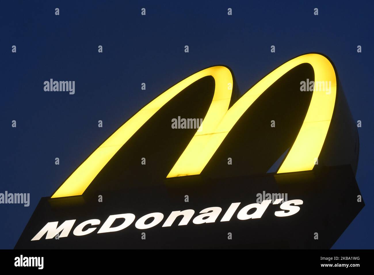 Ein Blick auf das McDonald's-Logo vor dem McDonald's-Restaurant in Rzeszow, Polen, an dem Tag, an dem McDonald's seinen Vorstandsvorsitzenden Steve Easterbrook entlassen hat, nachdem er eine Beziehung zu einem Mitarbeiter hatte. Am Montag, den 4. November 2019, in Rzeszow, Polen. (Foto von Artur Widak/NurPhoto) Stockfoto