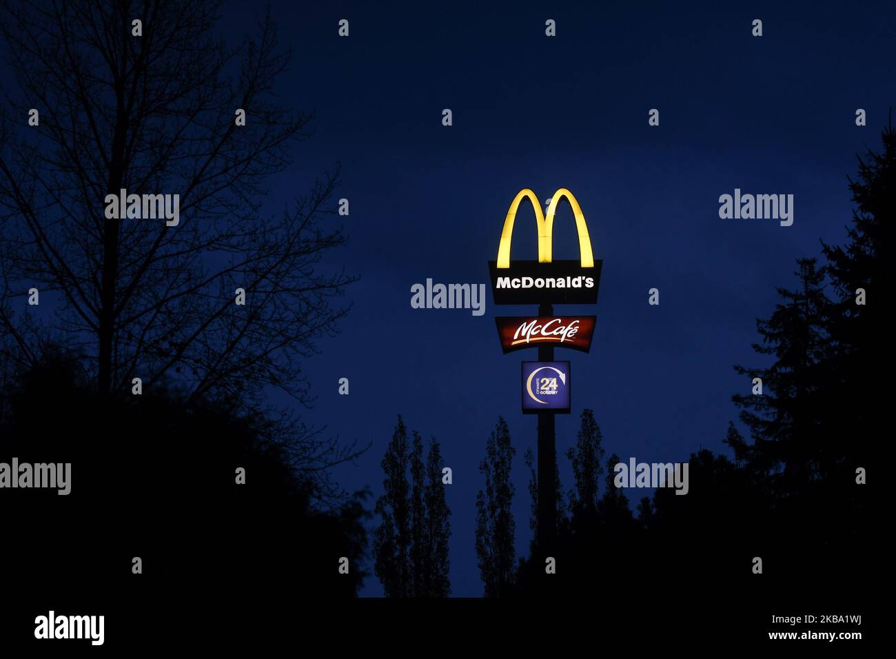 Ein Blick auf die Logos von McDonald's und McCafe vor dem McDonald's-Restaurant in Rzeszow, Polen, an dem Tag, an dem McDonald's seinen Vorstandsvorsitzenden Steve Easterbrook entlassen hat, nachdem er eine Beziehung zu einem Mitarbeiter hatte. Am Montag, den 4. November 2019, in Rzeszow, Polen. (Foto von Artur Widak/NurPhoto) Stockfoto