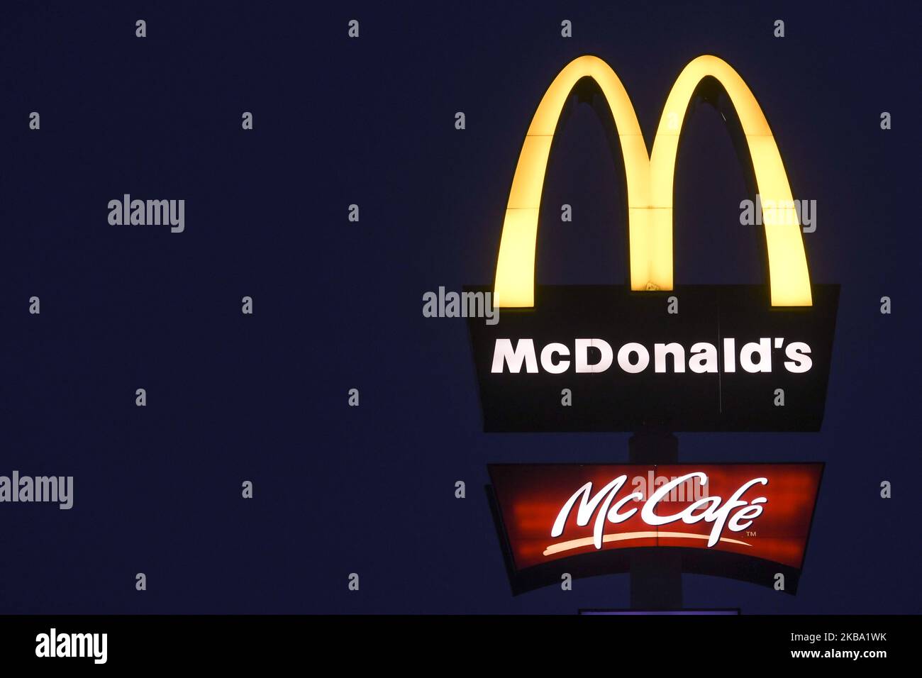 Ein Blick auf die Logos von McDonald's und McCafe vor dem McDonald's-Restaurant in Rzeszow, Polen, an dem Tag, an dem McDonald's seinen Vorstandsvorsitzenden Steve Easterbrook entlassen hat, nachdem er eine Beziehung zu einem Mitarbeiter hatte. Am Montag, den 4. November 2019, in Rzeszow, Polen. (Foto von Artur Widak/NurPhoto) Stockfoto