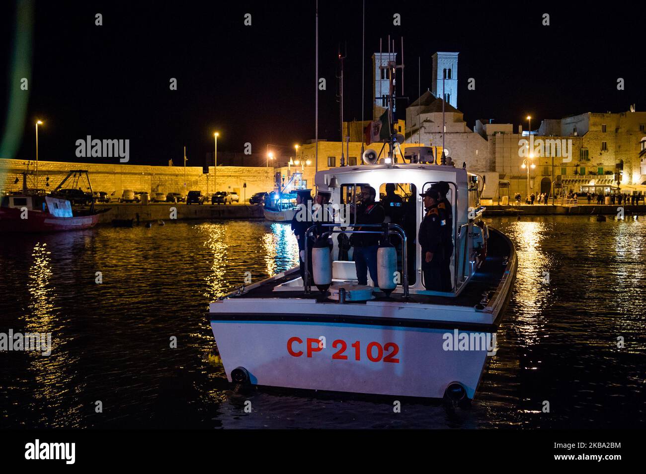 Das Patrouillenboot, das die Krone im Hafen von Molfetta aus Anlass des 25.. Jahrestages des Verschwindens des Fischerbootes Francesco Padre mit seiner Besatzung in Molfetta, Italien, am 4. November 2019 startete. Am 4. November 1994 explodierte der Trawler Francesco Padre vor der Küste Montenegros mit seiner ganzen menschlichen Ladung. In dieser Nacht haben Giovanni Pansini, Saverio Gadaleta, Luigi De Giglio, Francesco Zaza und Mario De Nicolo ihr Leben verloren. Um an sie zu erinnern, trafen sich am Abend des 4.. November Verwandte in der Kirche, aber auch Mitfischer, Vertreter der Fischerverbände, der Mai Stockfoto