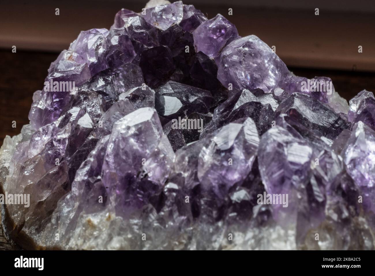 Ein Amethyst, eine violette Quarzsorte (Foto: Wassilios Aswestopoulos/NurPhoto) Stockfoto