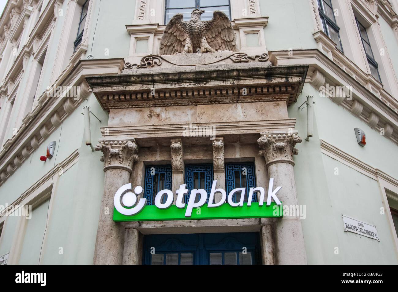 Das Logo der OTP Bank (otpbank) auf einem Gebäude ist am 3. November 2019 in Eger, Ungarn, zu sehen (Foto: Michal Fludra/NurPhoto) Stockfoto