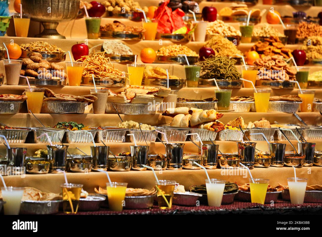 Berge von Süßigkeiten und vegetarischen Snacks werden vor den Gottheiten am BAPS Shri Swaminarayan Tempel während der Annakut Darshan (auch bekannt als Annakut Utsav und Govardhan Puja), die am fünften und letzten Tag des Festivals von Diwali stattfindet, angezeigt, Dies markiert den Beginn des Hindu-Neujahrs in Toronto, Ontario, Kanada am 28. Oktober 2019. Annakut, was einen „großen Berg an Nahrung“ bedeutet, der Gott als Zeichen der Hingabe angeboten wird. BAPS (Bochasanwasi Shri Akshar Purushottam Swaminarayan Sanstha) ist eine Sekte des Hinduismus Diksha Vidhi und ihrer Tempel, obwohl sie vielen Hindu gewidmet ist Stockfoto Berge von Süßigkeiten und vegetarischen Snacks werden vor den Gottheiten am BAPS Shri Swaminarayan Tempel während der Annakut Darshan (auch bekannt als Annakut Utsav und Govardhan Puja), die am fünften und letzten Tag des Festivals von Diwali stattfindet, angezeigt, Dies markiert den Beginn des Hindu-Neujahrs in Toronto, Ontario, Kanada am 28. Oktober 2019. Annakut, was einen „großen Berg an Nahrung“ bedeutet, der Gott als Zeichen der Hingabe angeboten wird. BAPS (Bochasanwasi Shri Akshar Purushottam Swaminarayan Sanstha) ist eine Sekte des Hinduismus Diksha Vidhi und ihrer Tempel, obwohl sie vielen Hindu gewidmet ist Stockfoto