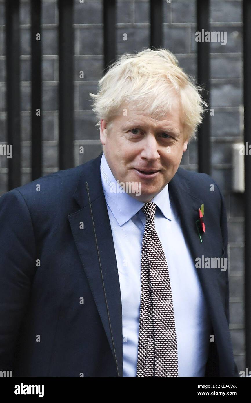 Der britische Premierminister Boris Johnson verlässt die 10 Downing Street s, die er sich zum Buckingham Palace begibt, um die Queen vor den Parlamentswahlen in London am 6. November 2019 förmlich zur Auflösung des Parlaments aufzufordern. (Foto von Alberto Pezzali/NurPhoto) Stockfoto