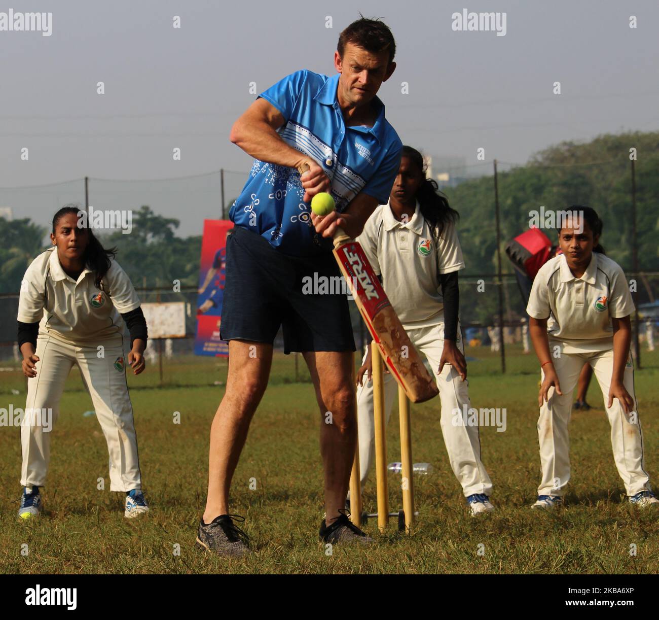 Der ehemalige australische Cricketspieler Adam Gilchrist nimmt am 06. November 2019 an einer Übungssitzung mit Studenten der Magician Foundation India (MFI) in Mumbai, Indien, Teil. (Foto von Himanshu Bhatt/NurPhoto) Stockfoto
