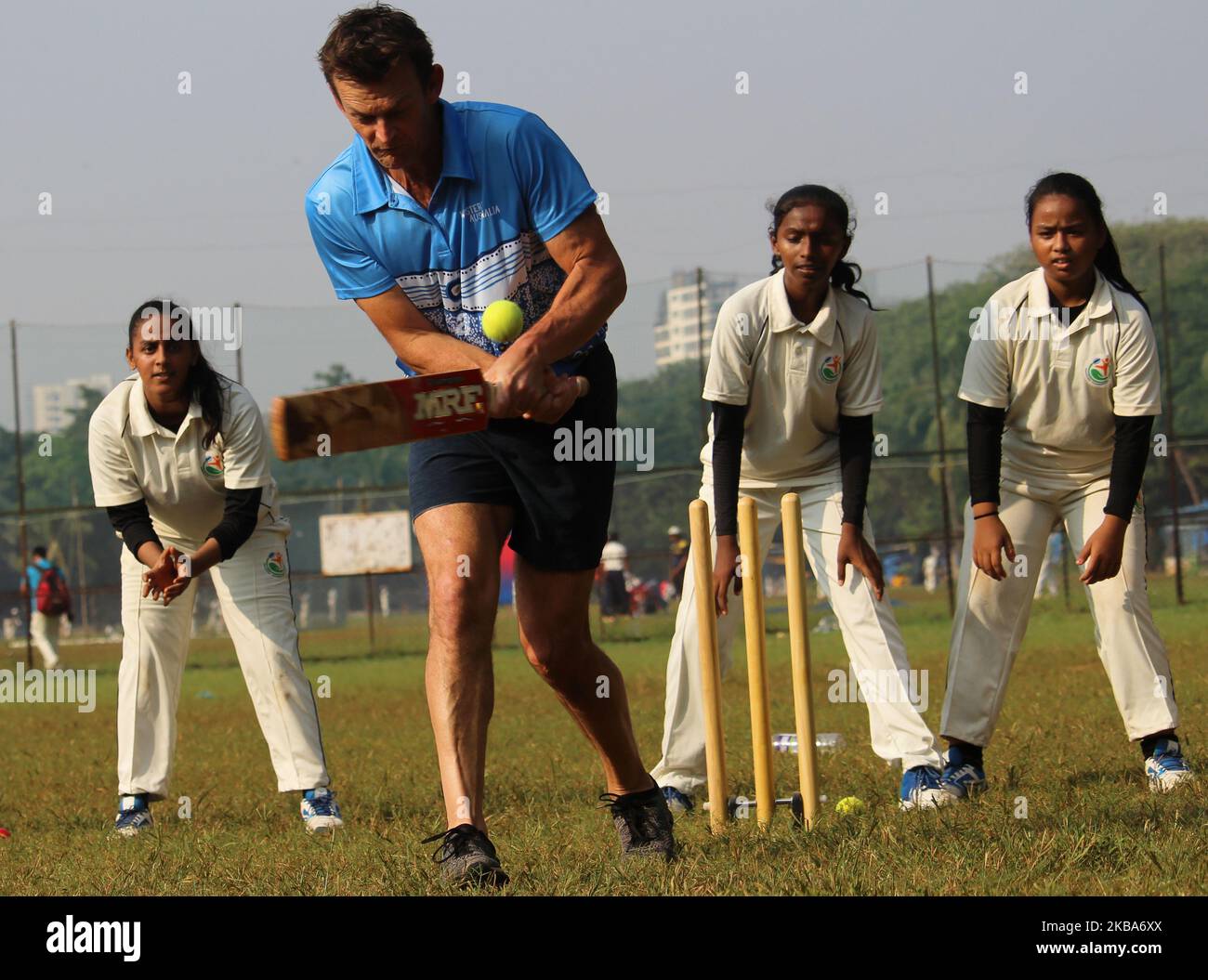 Der ehemalige australische Cricketspieler Adam Gilchrist nimmt am 06. November 2019 an einer Übungssitzung mit Studenten der Magician Foundation India (MFI) in Mumbai, Indien, Teil. (Foto von Himanshu Bhatt/NurPhoto) Stockfoto