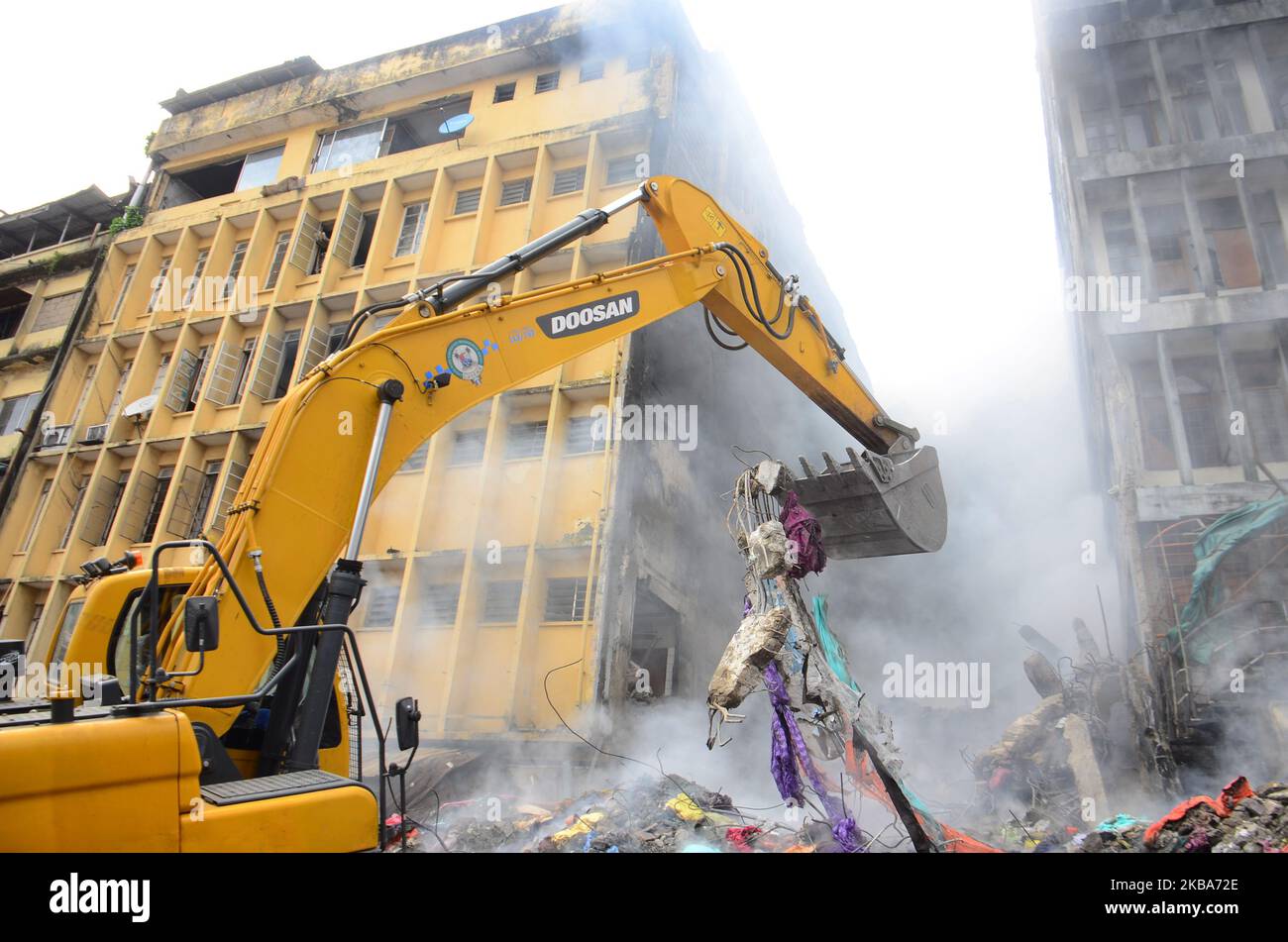 Am 6. November 2019 wird auf dem Balogun-Markt in Lagos, Nigeria, ein Feuer in einem siebenstöckigen Gebäude ausgelöst, das Lagerhäuser und Geschäfte mit Stoffen und Schuhen zerstört. Nach dem Ausbruch des Feuers auf dem Balogun Market, dem zentralen Geschäftsviertel von Lagos, Nigeria, ist der zweite Tag des Vorfalls bereits Die Feuerwehrleute versuchen immer noch, das Feuer zu löschen, was auch viele Ladenbesitzer davon abgehalten hat, sich täglich um die Geschäfte zu bemühen und den Umsatz zu steigern, da sich der Dezember schnell nähert. (Foto von Olukayode Jaiyeola/NurPhoto) Stockfoto