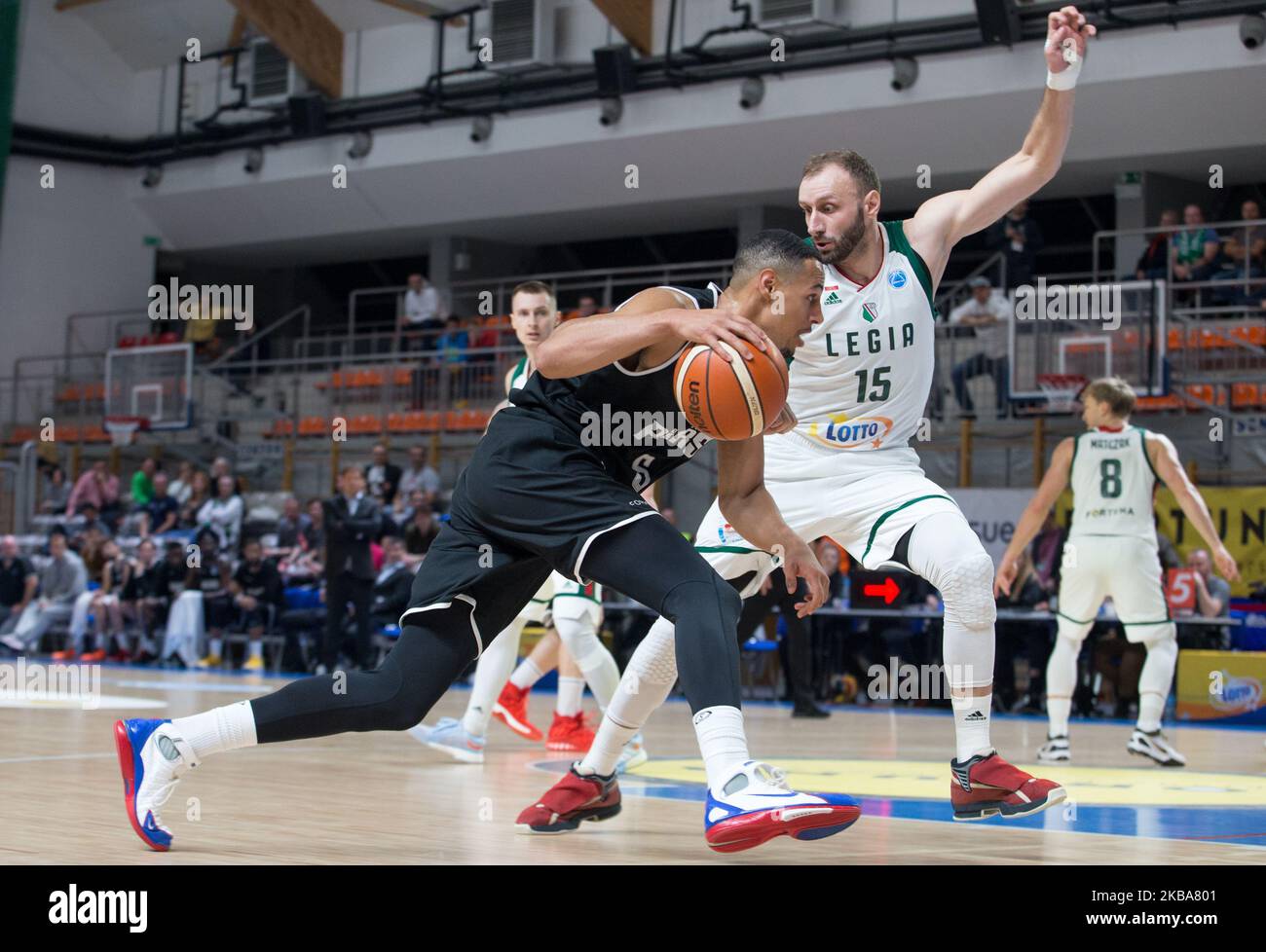 Ryan Evans (Bakken), Adam Linowski (Legia) während der FIBA Europa Cup Matach in Warschau, Polen, am 6. November 2019 zwischen Legia Warszawa und Bakken Bears. (Foto von Foto Olimpik/NurPhoto) Stockfoto