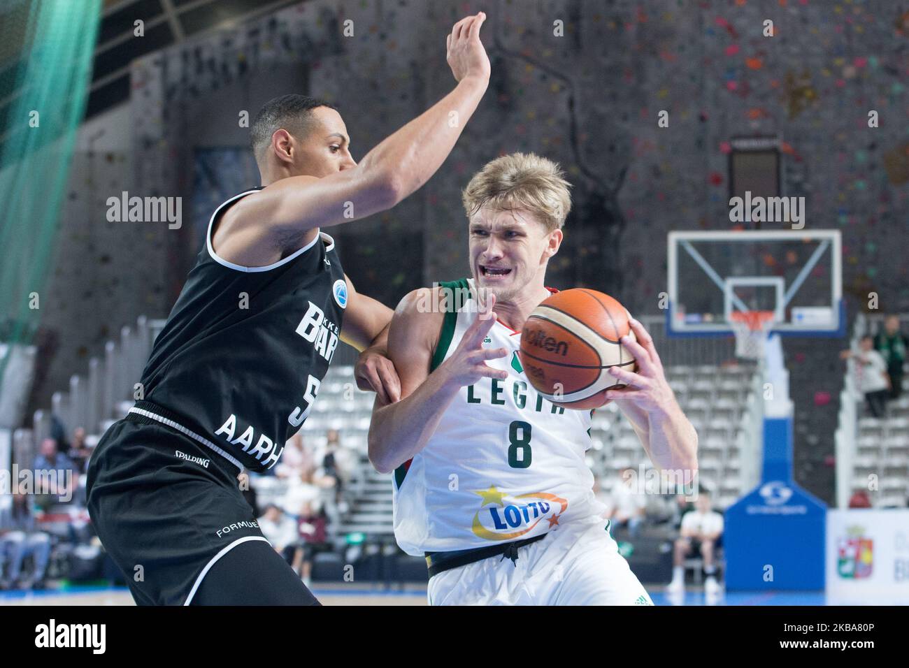 Ryan Evans (Bakken), Filip Matczak (Legia) während der FIBA Europa Cup Matach in Warschau, Polen, am 6. November 2019 zwischen Legia Warszawa und Bakken Bears. (Foto von Foto Olimpik/NurPhoto) Stockfoto