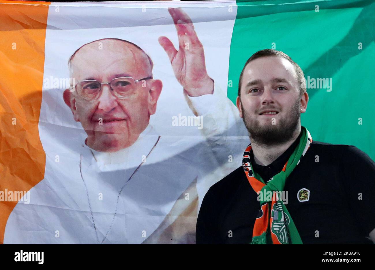 Keltischer Unterstützer mit einem Papst-Franziskus-Banner während des UEFA Europa League Group Stage Matches SS Lazio gegen den Celtic FC im Olimpico Stadium in Rom, Italien am 7. November 2019 (Foto: Matteo Ciambelli/NurPhoto) Stockfoto