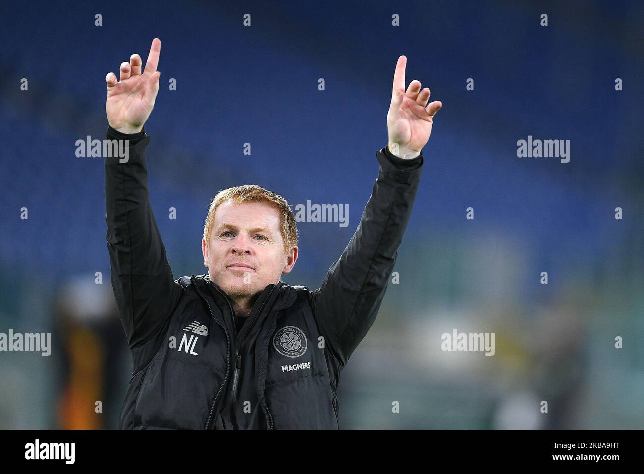 Neil Lennon, Manager von Celtic, begrüßt seine Fans und feiert den Sieg am Ende des UEFA Europa League Gruppenbühnentauches zwischen Lazio und Celtic im Stadio Olimpico, Rom, Italien. (Foto von Giuseppe Maffia/NurPhoto) Stockfoto