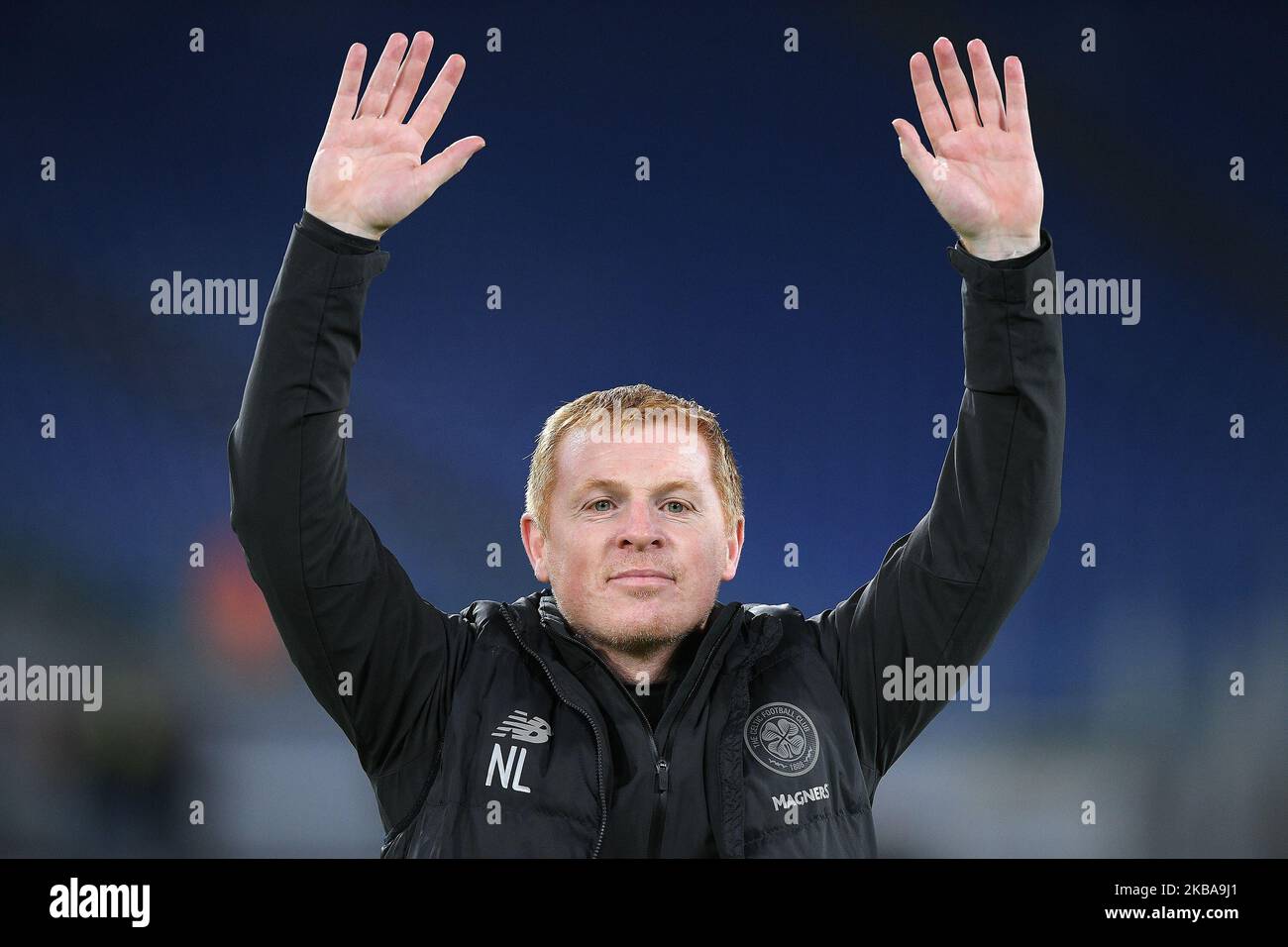 Neil Lennon, Manager von Celtic, begrüßt seine Fans und feiert den Sieg am Ende des UEFA Europa League Gruppenbühnentauches zwischen Lazio und Celtic im Stadio Olimpico, Rom, Italien. (Foto von Giuseppe Maffia/NurPhoto) Stockfoto