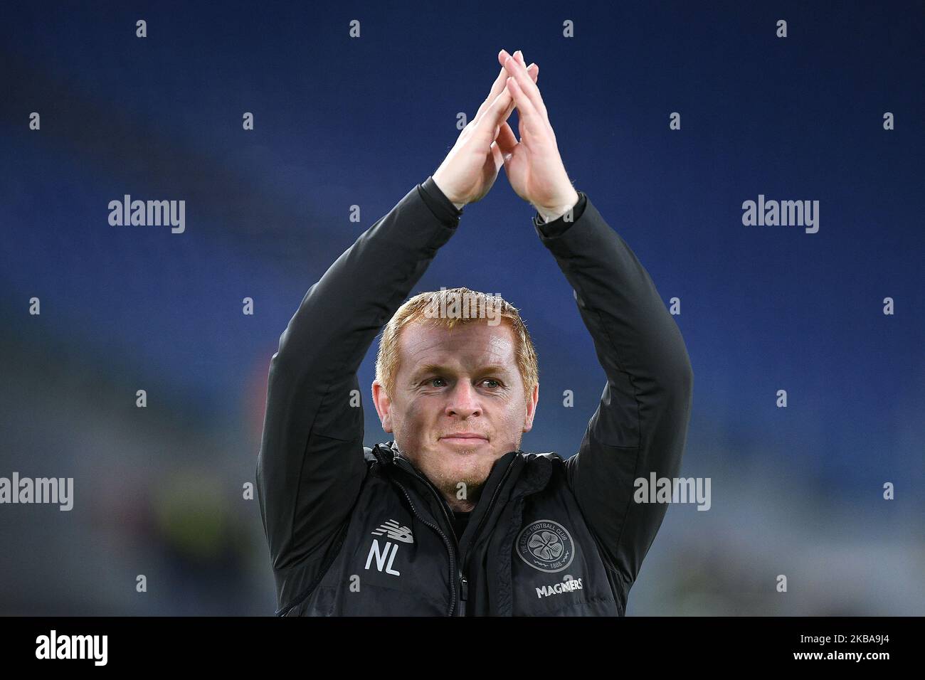 Neil Lennon, Manager von Celtic, begrüßt seine Fans und feiert den Sieg am Ende des UEFA Europa League Gruppenbühnentauches zwischen Lazio und Celtic im Stadio Olimpico, Rom, Italien. (Foto von Giuseppe Maffia/NurPhoto) Stockfoto