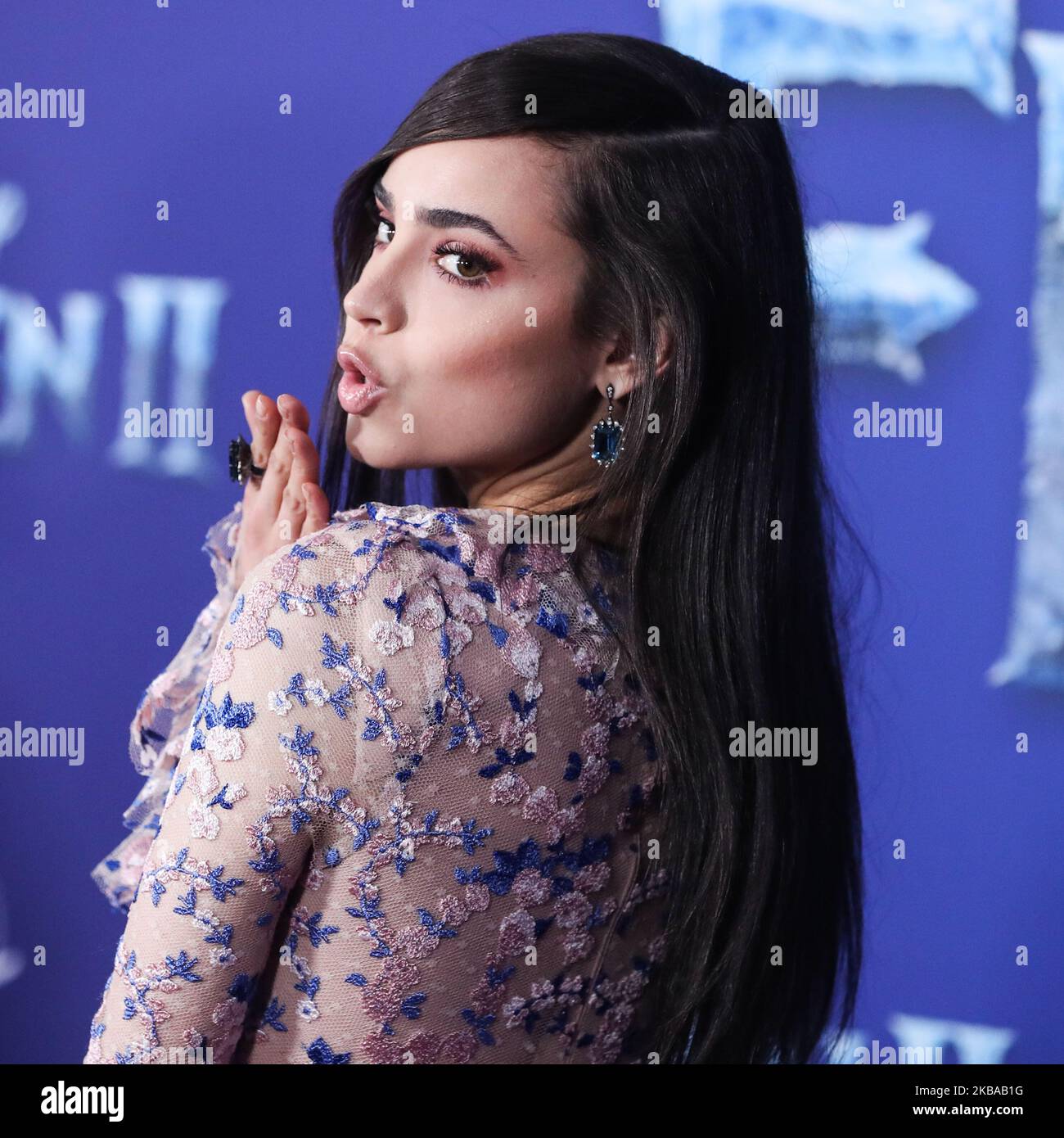 HOLLYWOOD, LOS ANGELES, KALIFORNIEN, USA - 07. NOVEMBER: Die Schauspielerin Sofia Carson mit Giambattista kommt bei der Weltpremiere von Disneys „Frozen 2“ an, die am 7. November 2019 im Dolby Theater in Hollywood, Los Angeles, Kalifornien, USA, stattfand. (Foto von Xavier Collin/Image Press Agency/NurPhoto) Stockfoto