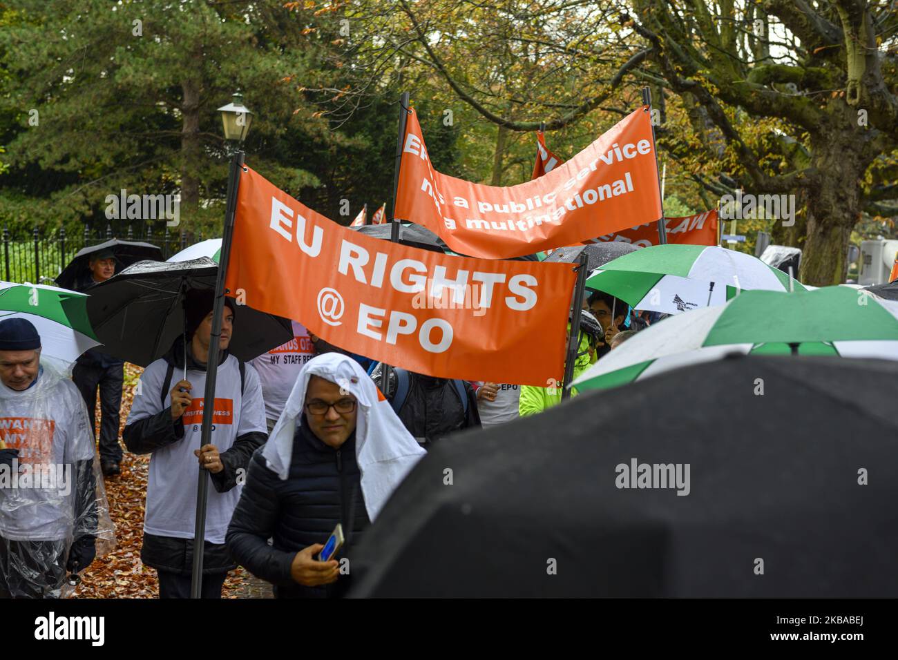 Die Demonstranten der EPO-Mitarbeiter nehmen an einer Demonstration vor der portugiesischen Botschaft in Den Haag Teil, um am 7. November 2019 in Den Haag, Niederlande, ein Schreiben mit den Dementen zu überbringen. (Foto von Goncalo Silva/NurPhoto) Stockfoto