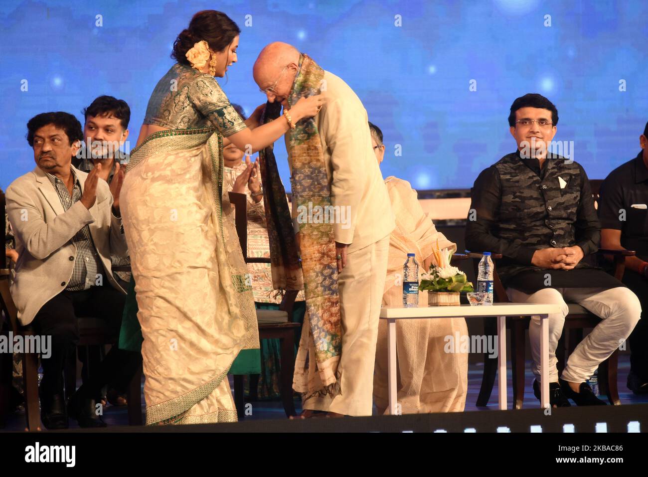 Die indische Schauspielerin Suvashree wurde zum Oscar-Weinfilmintendanten Volker SchlÃ¶ndorff während der Eröffnungsfeier des Internationalen Filmfestivals Kolkata 25. am 08,2019. November in Kalkutta, Indien, überführt. (Foto von Debajyoti Chakraborty/NurPhoto) Stockfoto