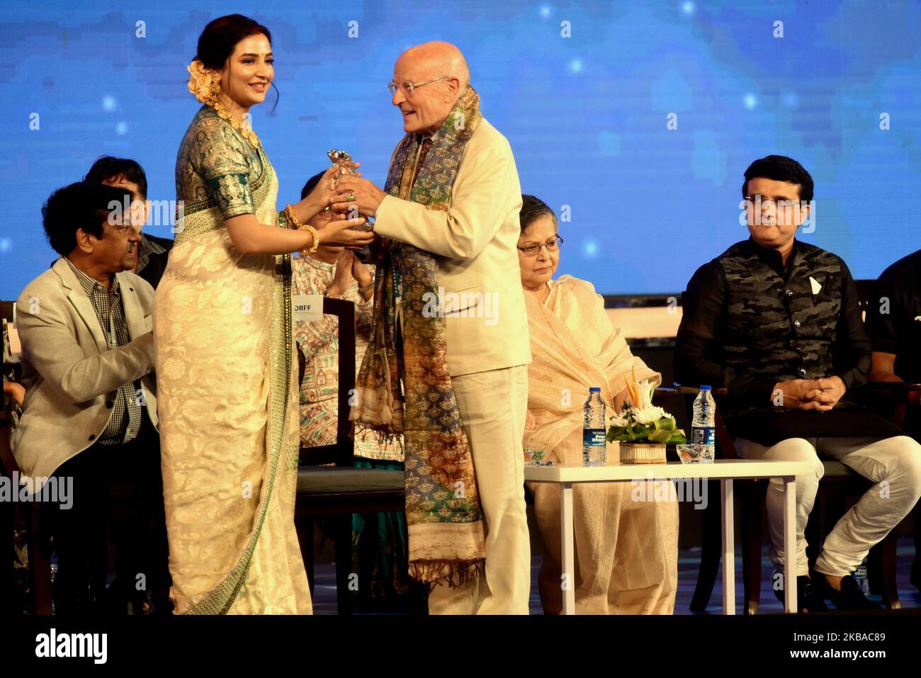 Die indische Schauspielerin Suvashree wurde zum Oscar-Winer-Regisseur Volker SchlÃ¶ndorff während der Eröffnungsfeier des Internationalen Filmfestivals Kolkata 25. am 08,2019. November in Kalkutta, Indien, überführt. (Foto von Debajyoti Chakraborty/NurPhoto) Stockfoto