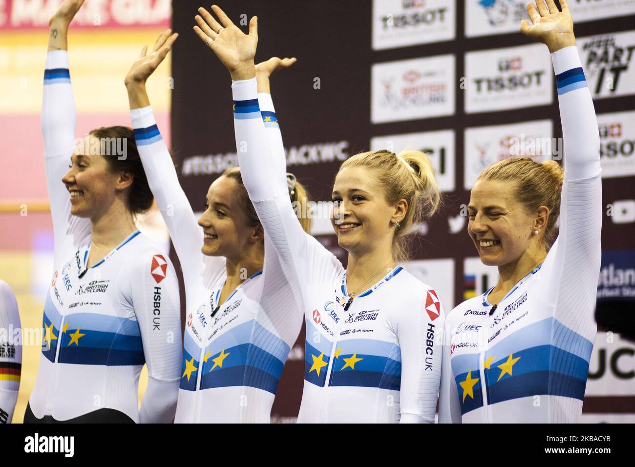 Neah Evans, Katie Archibald, Elinor Barker und Eleanor Dickinson aus Großbritannien werden nach dem Women's Team Pursuit Final im Sir Chris Hoy Velodrome am ersten Tag der UCI Track Cycling World Cup am 8. November 2019 in Glasgow, Schottland, mit Goldmedaillen ausgezeichnet. (Foto von Ewan Bootman/NurPhoto) Stockfoto