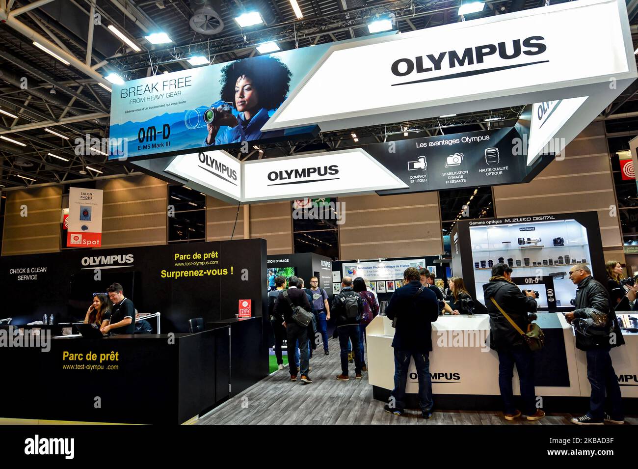 Brand Olympus zeigt seine neue Hybrid-Kamera OM-D 5 Mark III auf der größten messe frankreichs, die alle fotografischen Themen abdeckt – 08. November 2019 Paris (Foto: Daniel Pier/NurPhoto) Stockfoto