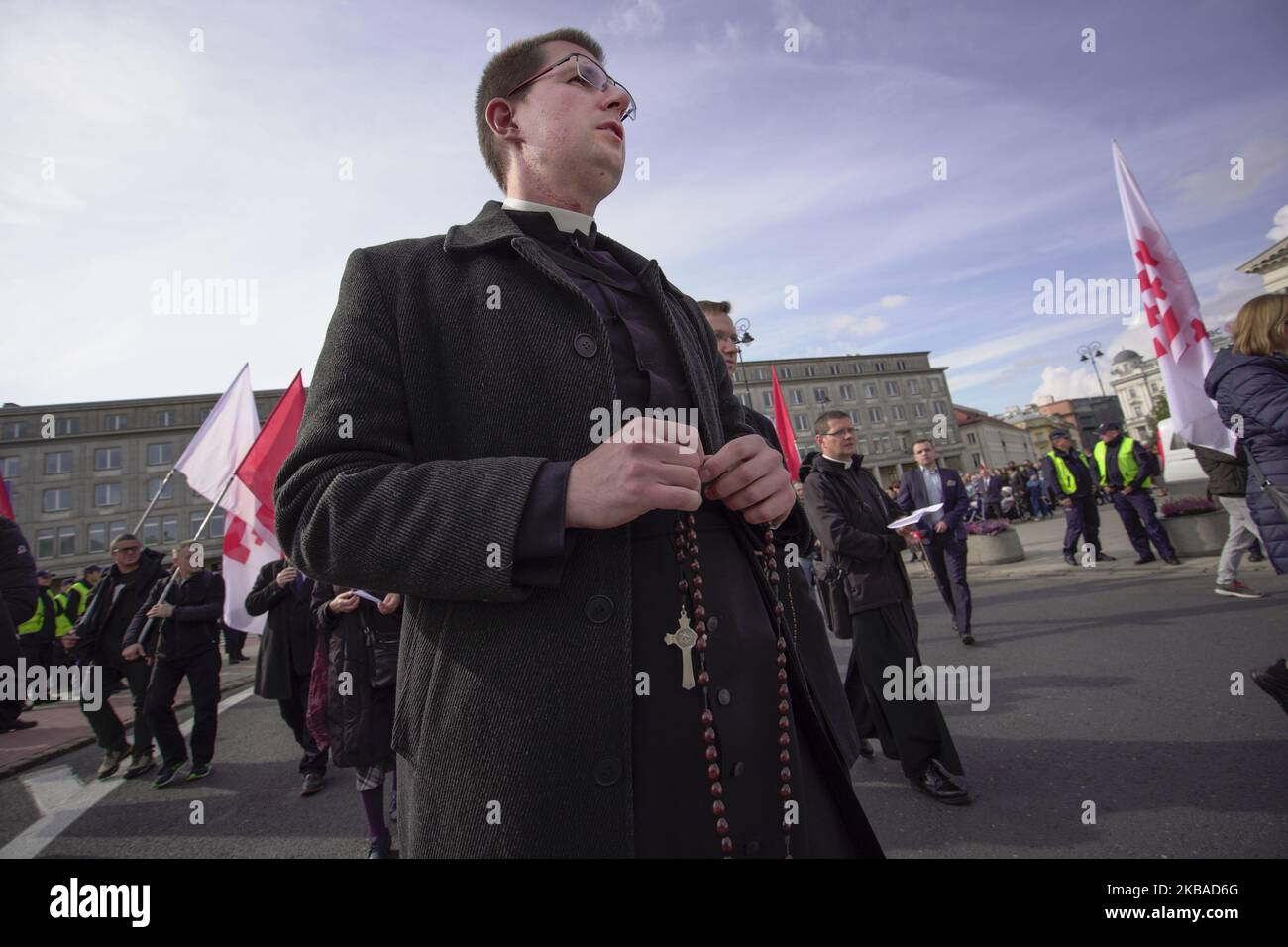 Am 18. September 2019 nehmen Mitglieder des Klerus an einem Anti-LGBT-marsch in Warschau, Polen, Teil. (Foto von Jaap Arriens/NurPhoto) Stockfoto