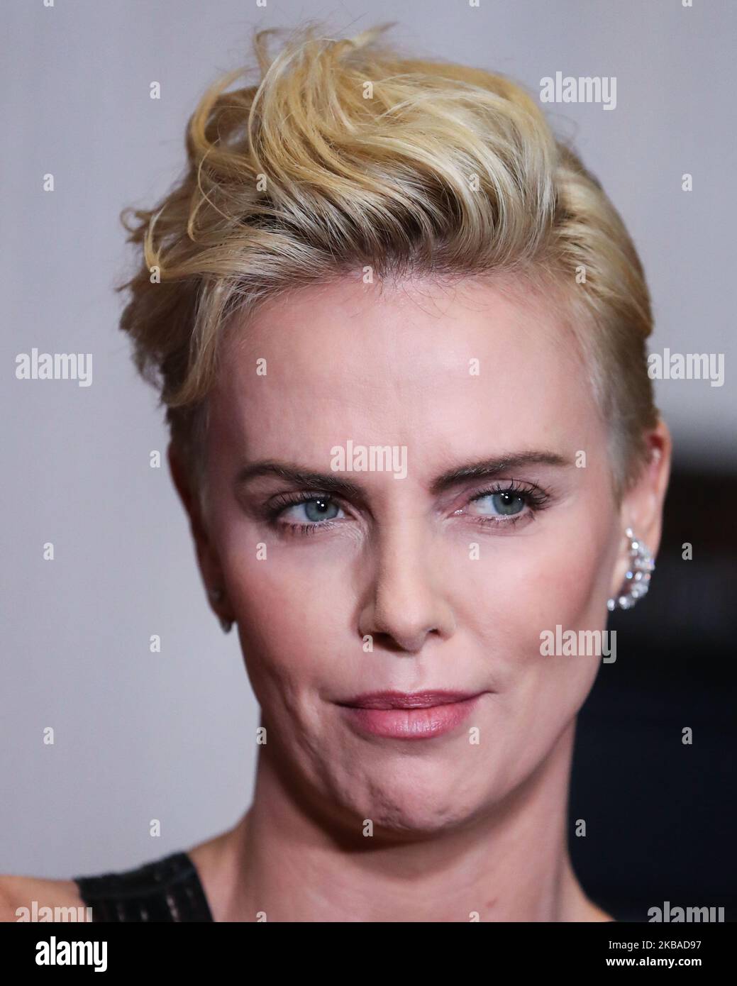 BEVERLY HILLS, LOS ANGELES, KALIFORNIEN, USA - 08. NOVEMBER: Die Schauspielerin Charlize Theron Wearing Dior kommt bei der American Cinematheque Award-Verleihung 33. zu Ehren von Charlize Theron an, die am 8. November 2019 im Beverly Hilton Hotel in Beverly Hills, Los Angeles, Kalifornien, USA, stattfand. (Foto von Xavier Collin/Image Press Agency/NurPhoto) Stockfoto