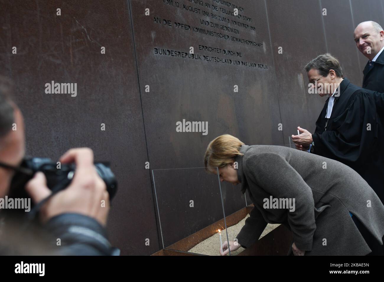 Bundeskanzlerin Angela Merkel setzt im Anschluss an eine Festveranstaltung zum 30.. Jahrestag des Mauerfalls in der Bernauer Straße eine Kerze an der Gedenkstätte zur Berliner Mauer. Am Samstag, den 9. November 2019, in Berlin, Deutschland. (Foto von Artur Widak/NurPhoto) Stockfoto