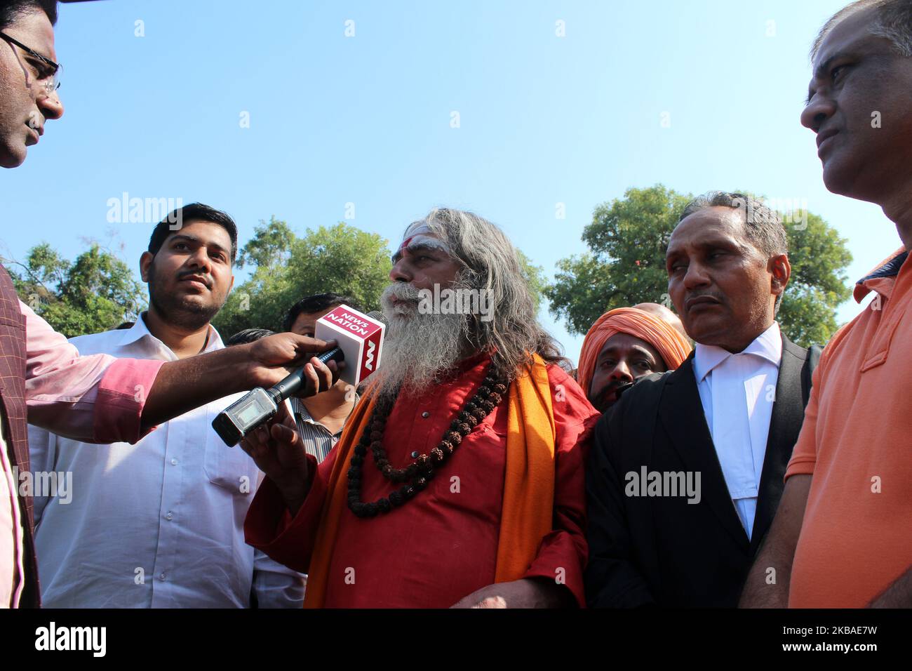 Ein Hindu-heiliger spricht mit den Medien für das endgültige Urteil des Obersten Gerichtshofs in dem Titel-Streitverfahren RAM Janmabhoomi-Babri Masjid am 09. November 2019 in Neu-Delhi, Indien, beim Obersten Gerichtshof. In einem einstimmigen Urteil hat die Bank unter der Leitung des indischen Obergerichts Ranjan Gogoi angeordnet, dass an dem umstrittenen Ort ein Tempel errichtet werden muss und die Muslime mit fünf Hektar Land an einem prominenten Ort in Ayodhya entschädigt werden müssen. Das Gericht ordnete auch die Zentralregierung an, innerhalb von drei Monaten ein Schema zur Umsetzung dieser Anordnung zu formulieren. (Foto von Mayank Makhija/NurPhoto) Stockfoto