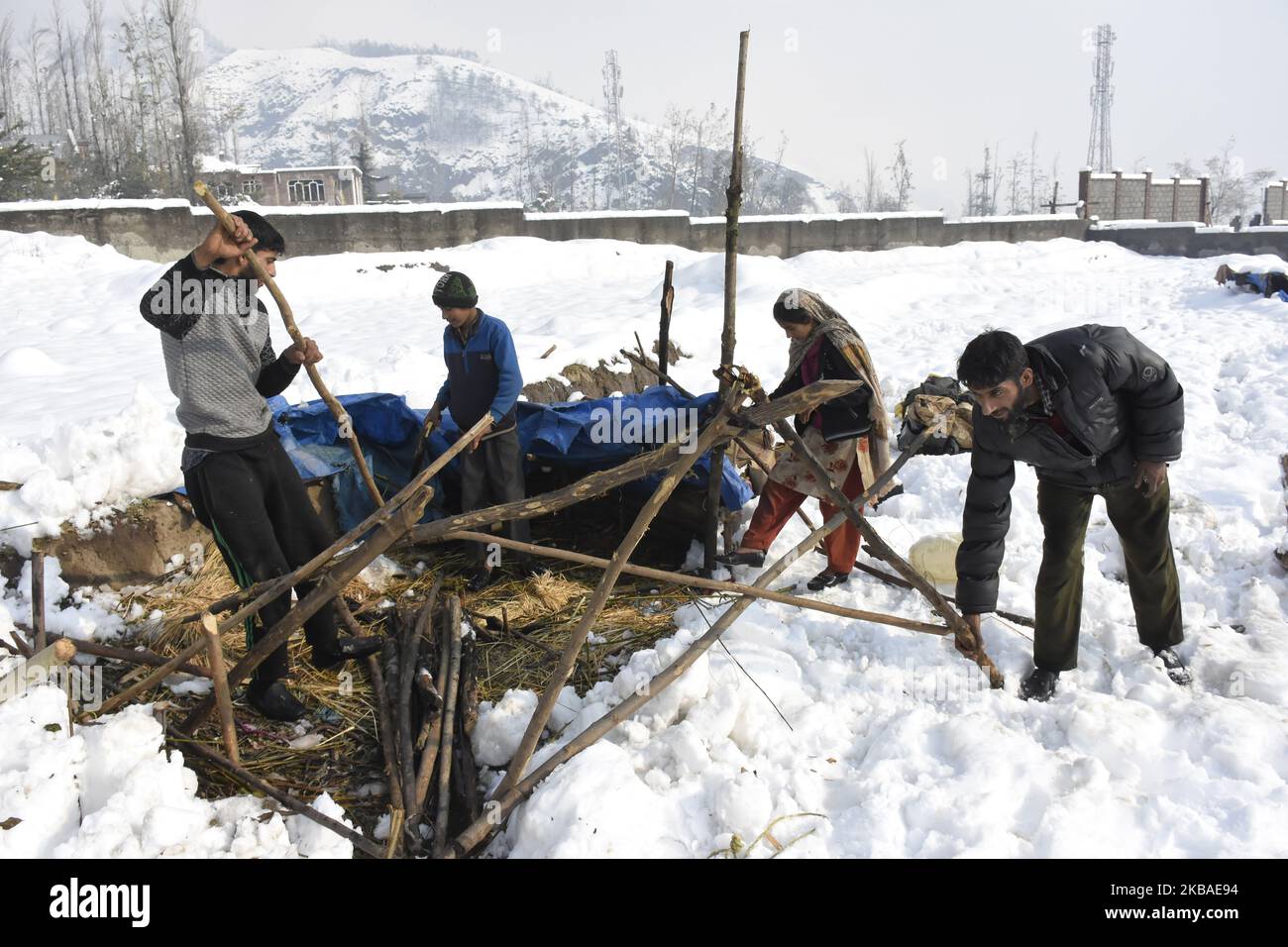 Nomad-Leute räumen das provisorische Zelt, nachdem es am 08. November 2019 durch starken Schneefall in den Außenbezirken von Srinagar, dem indischen kaschmir, beschädigt wurde. Das Kashmir-Tal erhielt am Donnerstag seinen ersten Schneefall, der an vielen Orten Sachschäden verursachte und sieben Menschen tötete. (Foto von Muzamil Mattoo/NurPhoto) Stockfoto