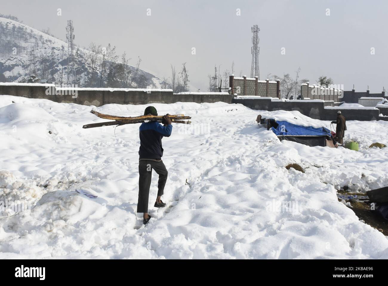 Nomad-Leute räumen das provisorische Zelt, nachdem es am 08. November 2019 durch starken Schneefall in den Außenbezirken von Srinagar, dem indischen kaschmir, beschädigt wurde. Das Kashmir-Tal erhielt am Donnerstag seinen ersten Schneefall, der an vielen Orten Sachschäden verursachte und sieben Menschen tötete. (Foto von Muzamil Mattoo/NurPhoto) Stockfoto