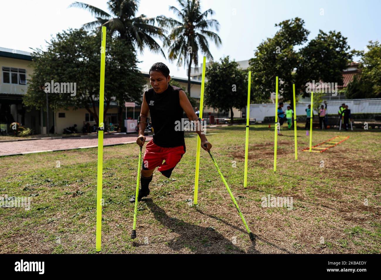 Die indonesische Fußballnationalmannschaft mit Amputierten wird am 9. November 2019 auf Krücken während einer Trainingseinheit auf einem Feld in Jakarta, Indonesien, gesehen. Indonesiens amputierte Fußballmannschaft bereitet sich auf das Weltcup-Debüt in Malaysia 2020 vor. (Foto von Andrew Gal/NurPhoto) Stockfoto