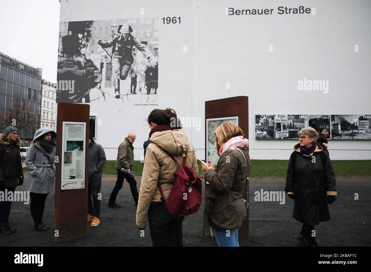 An einem Tag des 30.. Jahrestages des Mauerfalls wird in der Freilichtausstellung neben der Bernauer Straße ein Wandgemälde mit Hans Konrad Schumann gezeigt. Berlin, Deutschland am 9. November 2019. (Foto von Beata Zawrzel/NurPhoto) Stockfoto