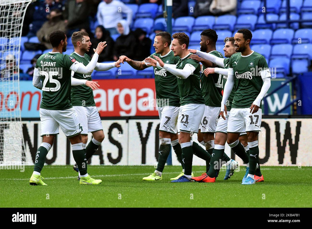 Callum McFadzean von Plymouth feiert das Tor zum Auftakt des FA Cup-Spiels zwischen Bolton Wanderers und Plymouth Argyle am Samstag, den 9.. November 2019 im Reebok Stadium in Bolton. (Foto von Eddie Garvey /MI News/NurPhoto) Stockfoto