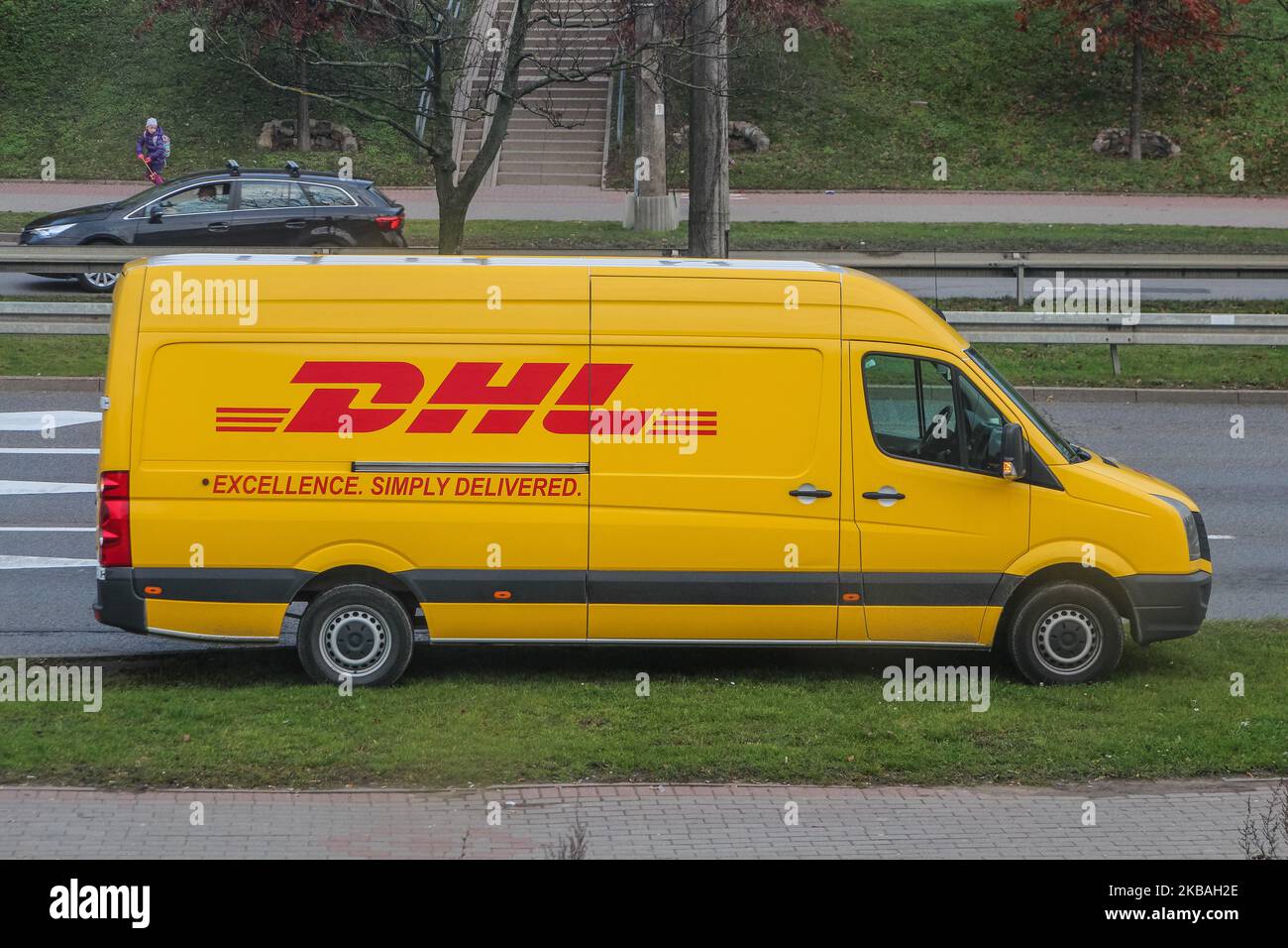 DHL (DHL International GmbH - Deutsche Post DHL ) der Volkswagen Crafter, der während der Paketzustellung auf einem Gras in der Nähe der Straße geparkt ist, ist am 7. November 2019 in Danzig, Polen zu sehen (Foto: Michal Fludra/NurPhoto) Stockfoto