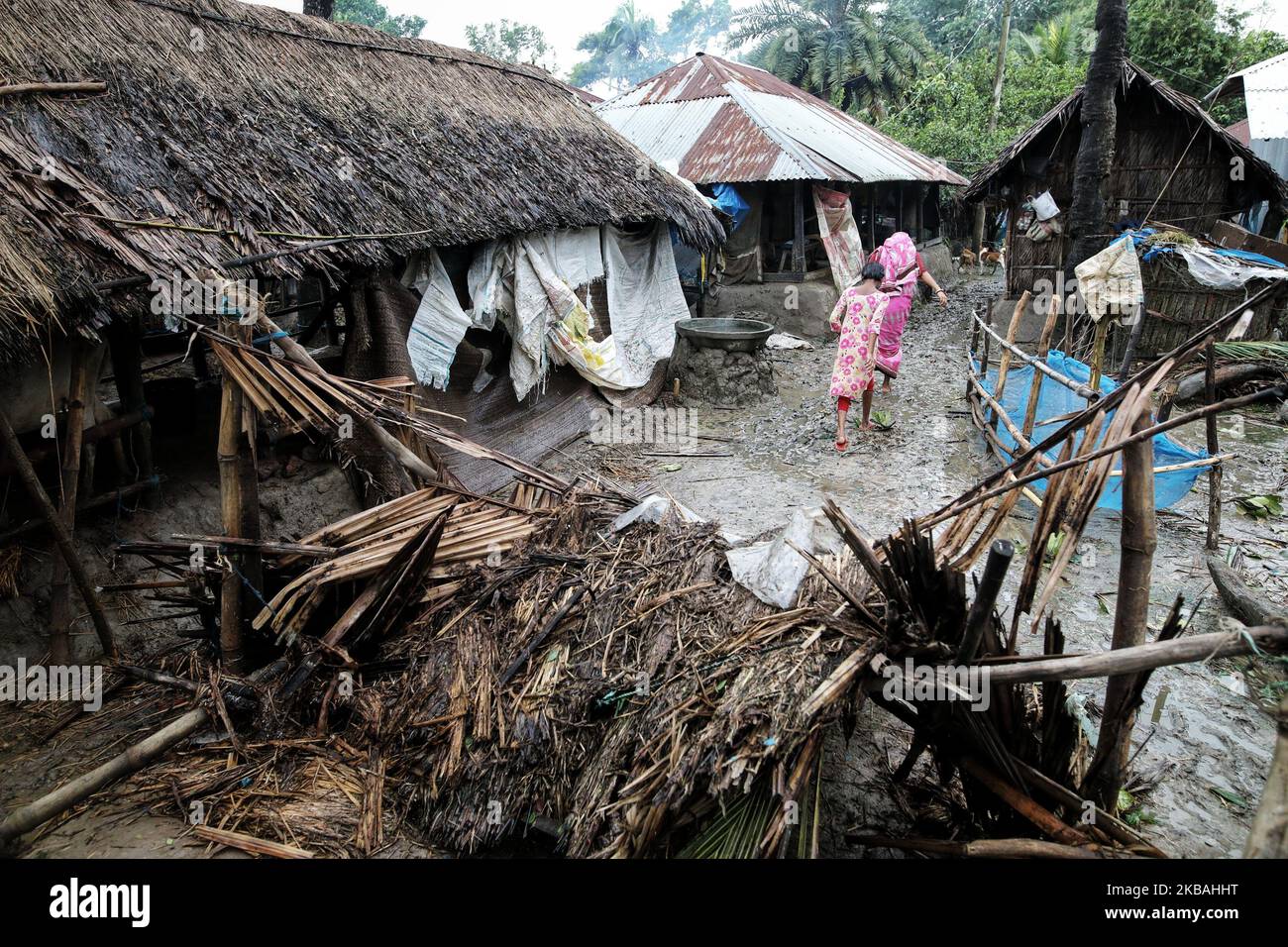 Menschen in Dhaka, Bangladesch, am 10. November 2019 nach dem Zyklon Bulbul. (Foto von Zakir Hossain Chowdhury/NurPhoto) Stockfoto