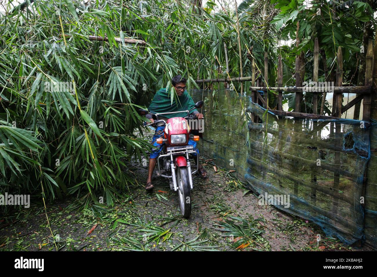 Menschen in Dhaka, Bangladesch, am 10. November 2019 nach dem Zyklon Bulbul. (Foto von Zakir Hossain Chowdhury/NurPhoto) Stockfoto