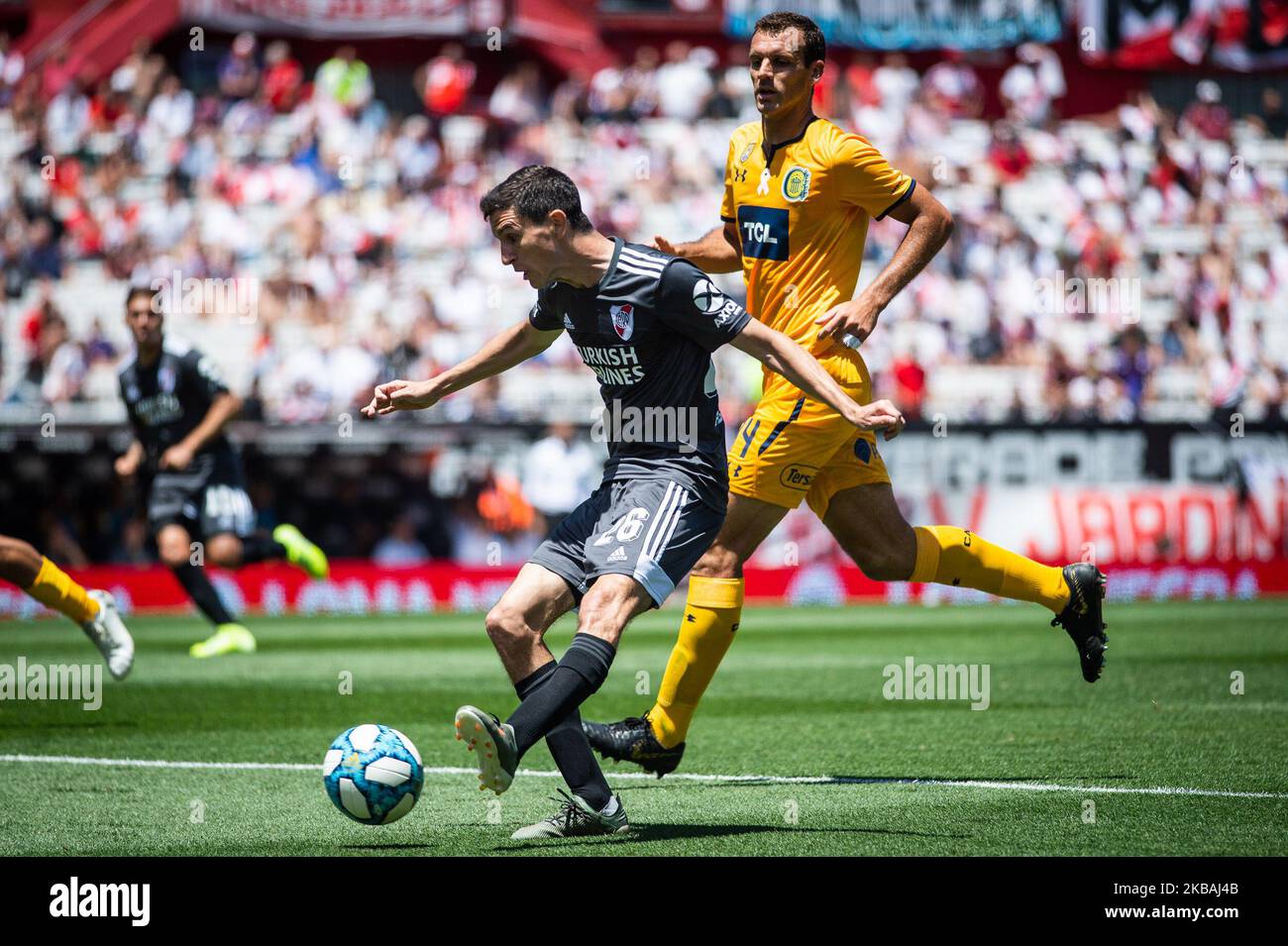 Ignacio Fernandez tritt den Ball während eines Spiels zwischen River Plate und Rosario Central im Rahmen der Superliga Argentina 2019/20 im Estadio Monumental Antonio Vespucio Liberti am 10. November 2019 in Buenos Aires, Argentinien. (Foto von Manuel Cortina/NurPhoto) Stockfoto