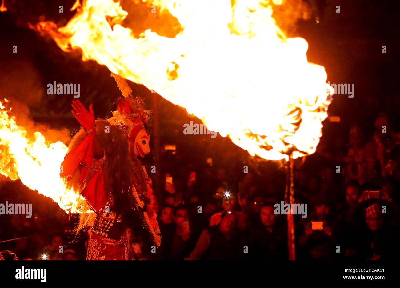 Ein nepalesischer Künstler, der als Gottheit verkleidet ist und am