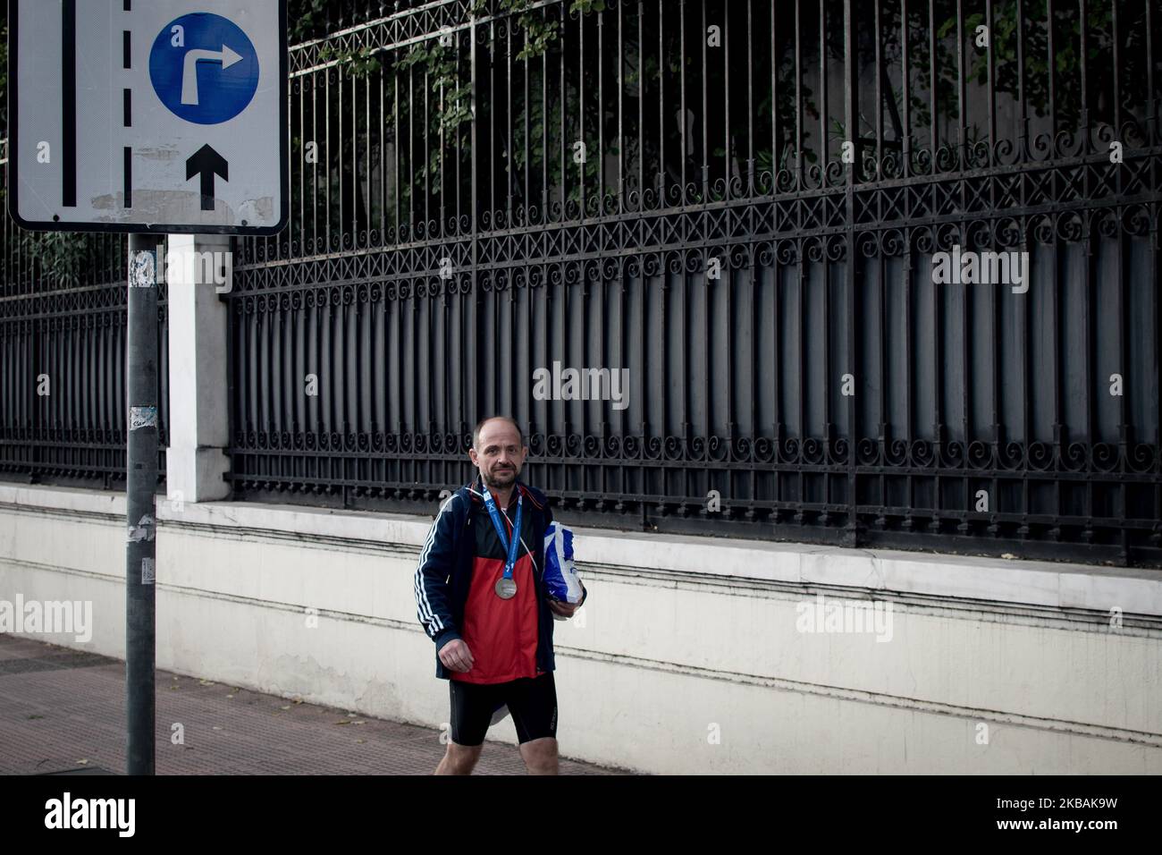 Am 10. November 2019 nahmen mehr als 60.000 Läufer aus mehr als 120 Ländern am Athens Authentic Marathon 37. in Athen, Griechenland, Teil. (Foto von Nikolas Kokovlis/NurPhoto) Stockfoto