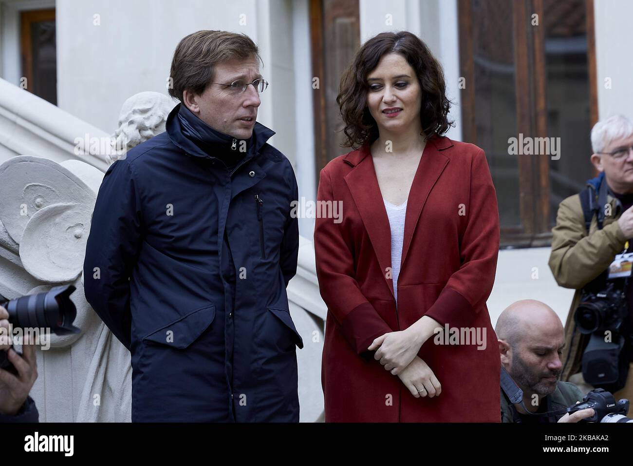 Jose Luis Martinez-Almeida (Bürgermeister von Madrid) und Isabel Diaz Ayuso (Präsidentin der Gemeinde Madrid) während der Abstimmung des Partido Popular-Führers Pablo Casado an der Nuestra Senora del Pilar-Schule in Madrid, Spanien. 10. November 2019. (Foto von A. Ware/NurPhoto) Stockfoto