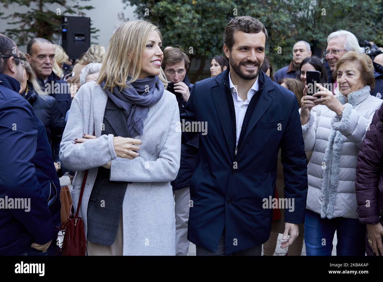 Pablo Casado und seine Frau Isabel Torres während der Abstimmung des Partido Popular-Führers Pablo Casado an der Nuestra Senora del Pilar Schule in Madrid, Spanien. 10. November 2019. (Foto von A. Ware/NurPhoto) Stockfoto