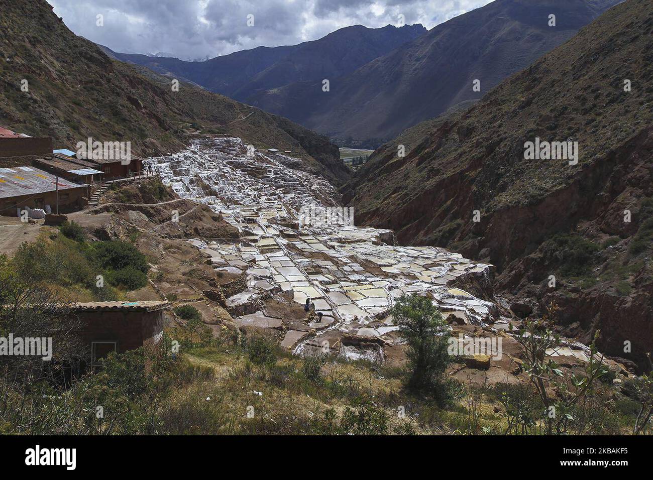 Salzverdunstungsteiche in der Stadt Maras in der Nähe von Cusco Peru im Heiligen Tal der Inkas am 14. Juli 2014. Diese Teiche sind seit den Tagen der Inka in Gebrauch. Salz wird durch Verdampfen von salzigem Wasser aus einem unterirdischen Strom gewonnen. Der Fluss wird durch ein System winziger Kanäle geleitet, die so konstruiert sind, dass das Wasser allmählich auf mehrere hundert alte terrassenförmige Teiche abfließt. Während Wasser in der wasserverdampften Andenluft verdampft, fällt das Salz als weiße Kristalle an den Wänden und am Boden des Teiche aus. Foto von Tom O'Neill (Foto von Thomas O'Neill/NurPhoto) Stockfoto