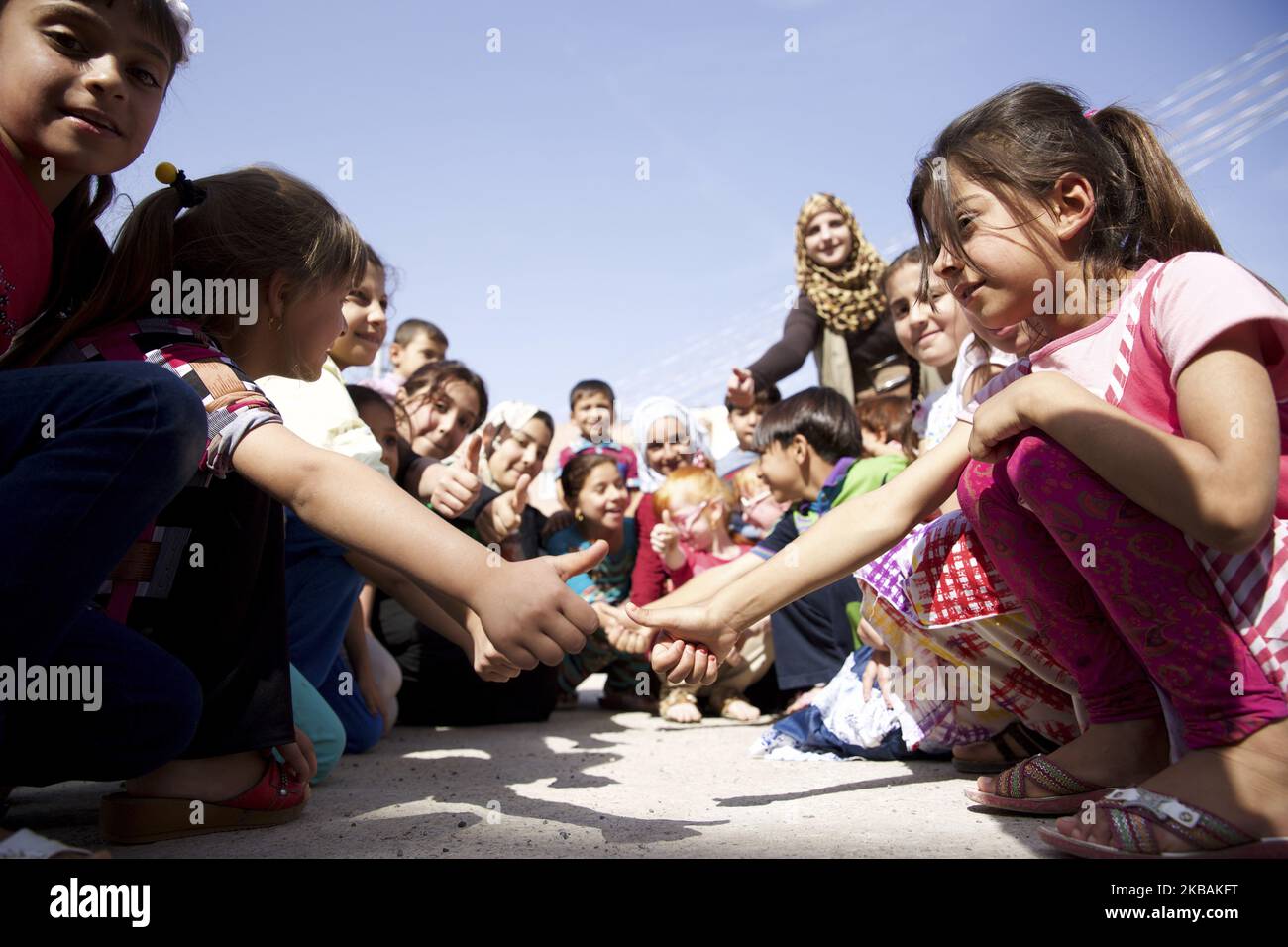 Intern vertriebene Kinder aus Anbar wurden zur Flucht gezwungen, da Daesh (IS) Territorium gewann und sich nun mit wenig Unterstützung und weniger Hoffnung für die Zukunft in Erbil Kurdistan wiederfinden. Irakisch-Kurdistan 15. Oktober 2015. (Foto von Noe Falk Nielsen/NurPhoto) Stockfoto