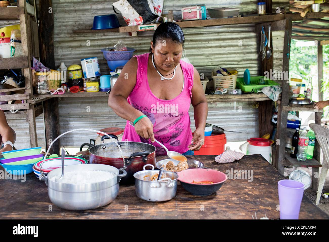 Maripasoula, Frankreich, 30. Juni 2019. Yakapin bereitet nach der Sonntagsmesse im Dorf Ipokan Eute das Gemeinschaftsessen in seiner Küche zu. (Foto von Emeric Fohlen/NurPhoto) Stockfoto